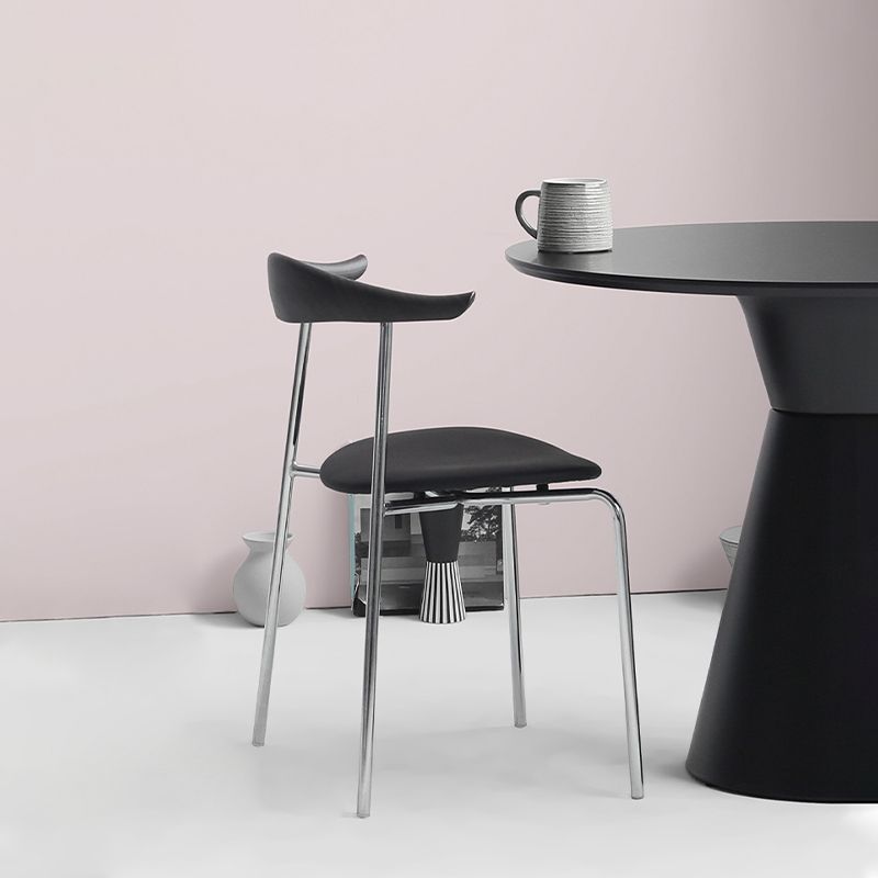 Moderne stijl gestoffeerde armloze stoel lederen eetkamerstoel met metalen basis