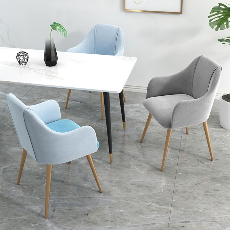 グラムダイニングアーム椅子布張りの腕の椅子と家のための金色の脚