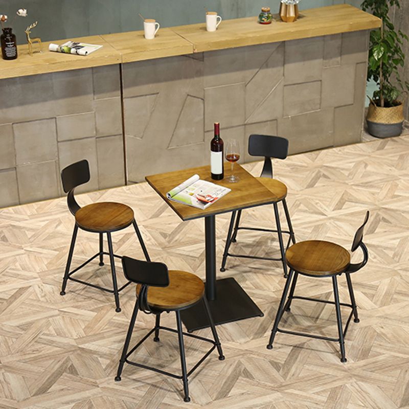 Industrieller Bistro-Stehtisch mit Sockel aus massivem Holz und Metall