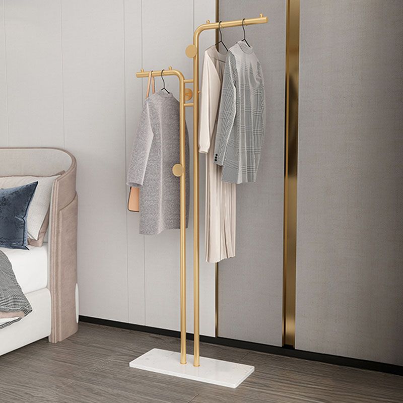 Hermosa rejilla de abrigo sólido en cola de metal con fondo de mármol