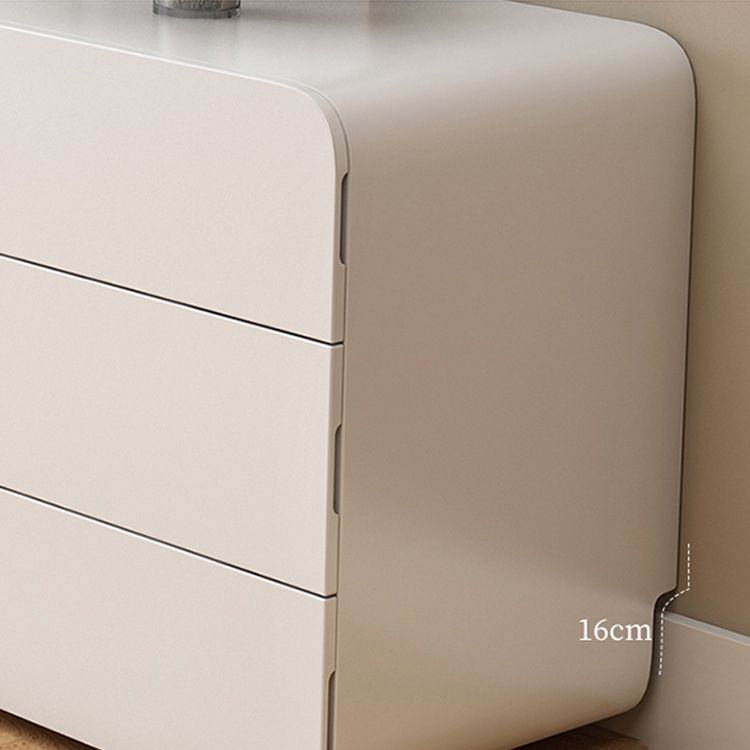 Eigentijdse heldere witte slaapkamer houten verlichte spiegel make-up ijdelheid