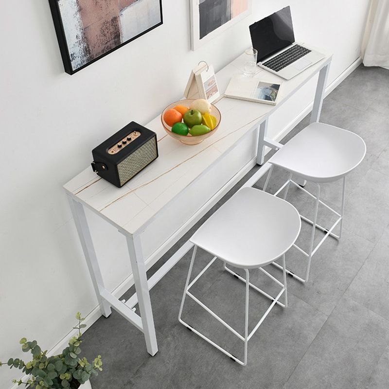 Moderne stenen bistro-bartafel met rechthoekig metalen onderstel