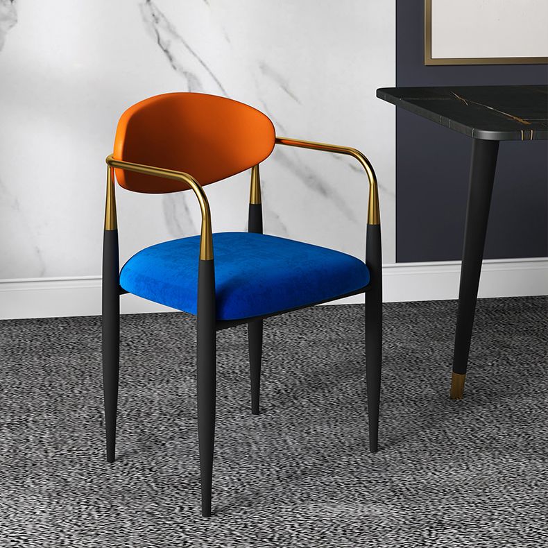 現代的なオープンバックダイニングアームチェアメタルフレーム布張り椅子