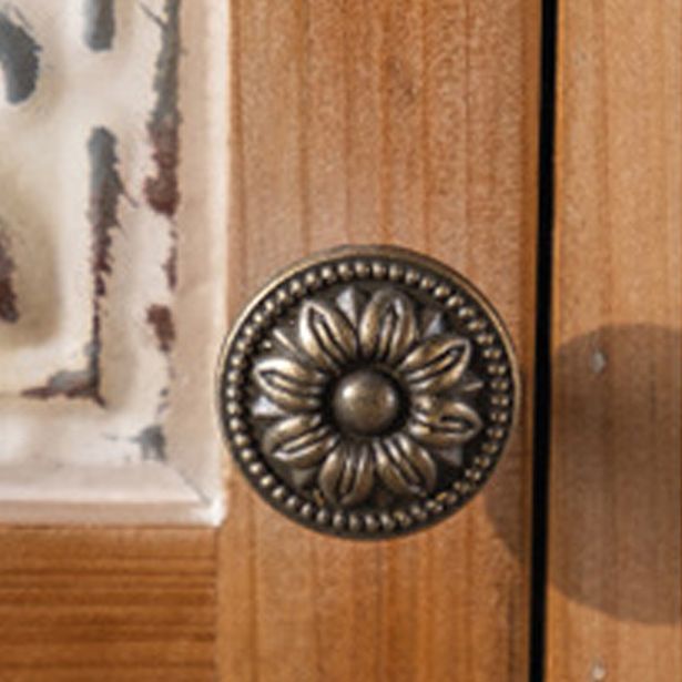 Gabinete de madera industrial con patas y cajones girados en marrón