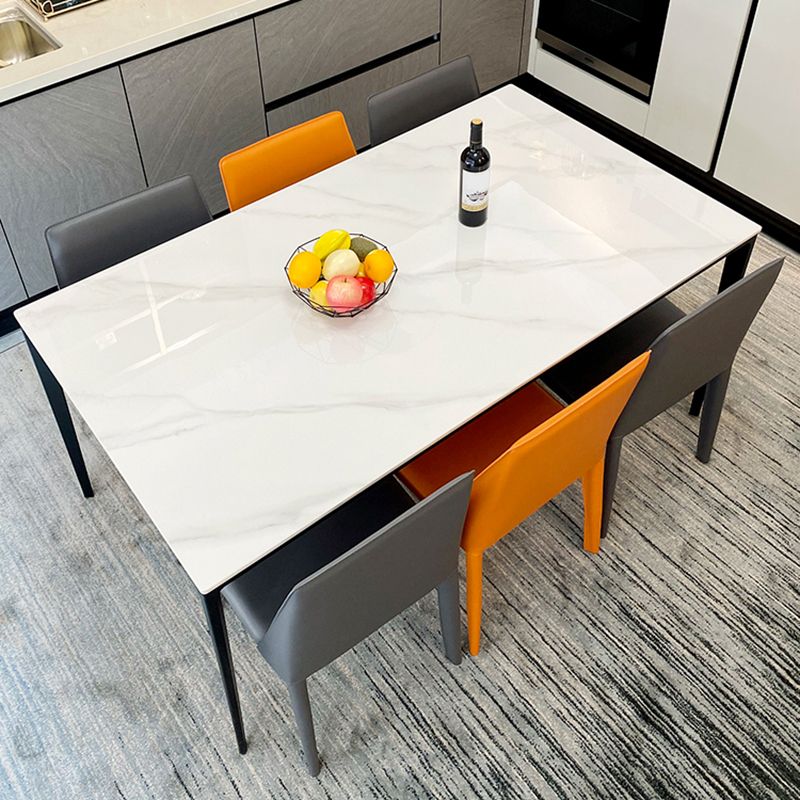 Tavolo da pranzo rettangolare moderno in pietra bianca con 4 gambe in metallo nero