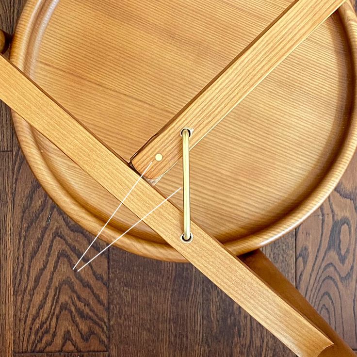 Tavolino in legno del vassoio rotondo scandinavo da 21,6 pollici con scaffale e ruota