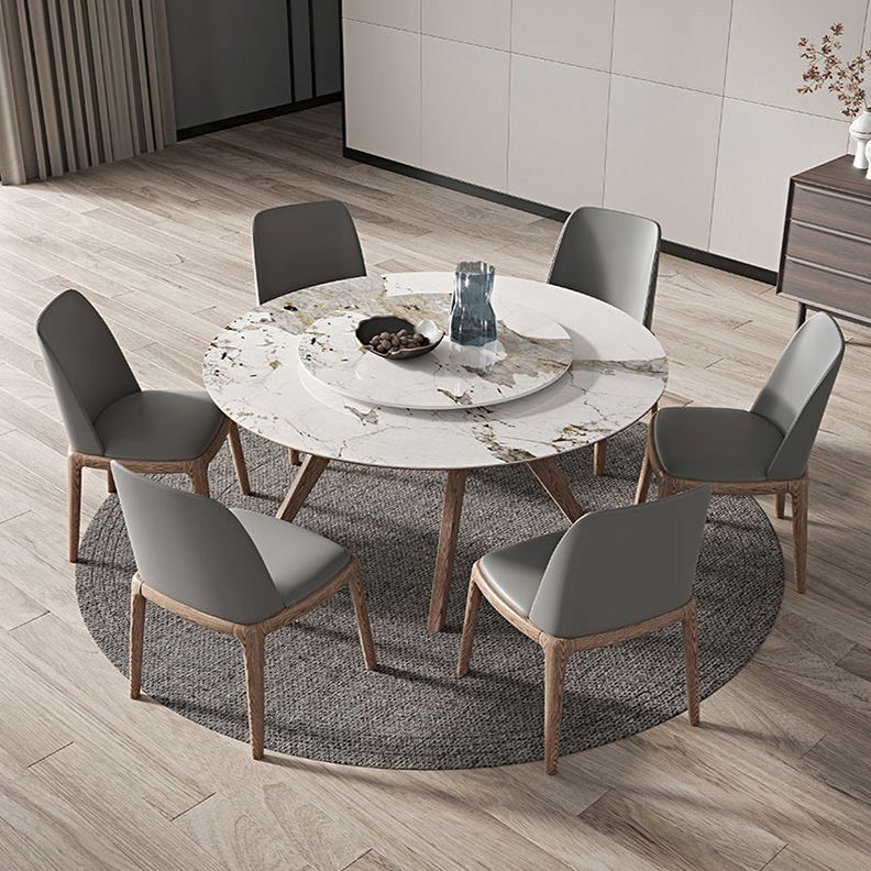 Witte gesinterde stenen tafel rond huiskeukendiner met natuurlijke poten