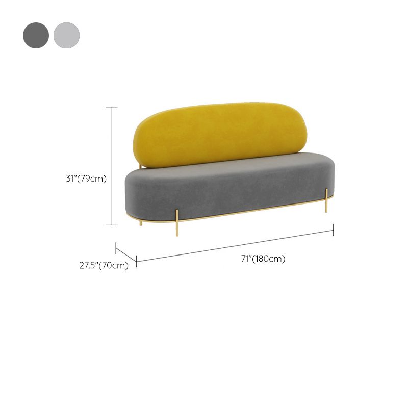 Divano grigio contemporaneo con cornice dorata e divano standard senza braccio