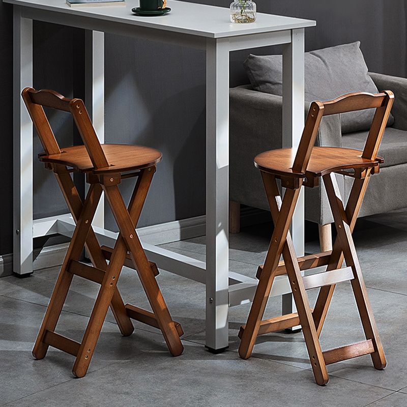 Sgabelli da bar per interni contemporanei in legno.