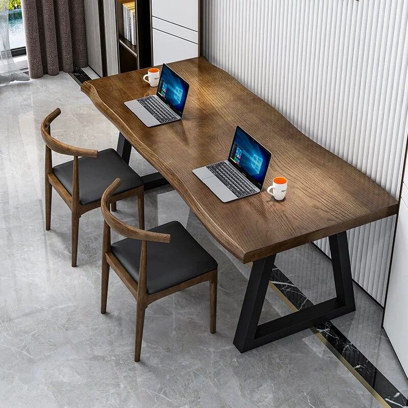Table d'écriture de bureau de forme irrégulière bois brun avec des jambes en métal