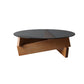 Moderner runder Couchtisch mit Glasplatte und abstraktem Holzbein