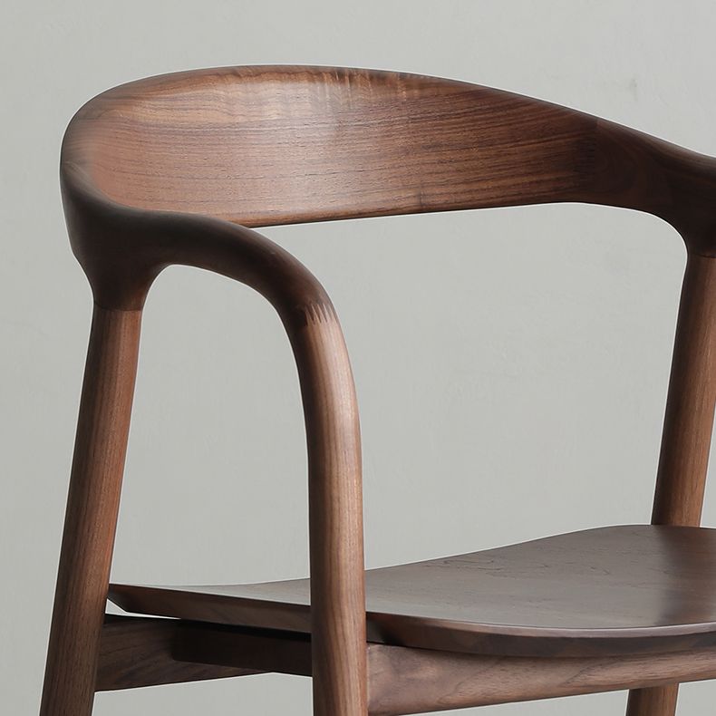 Sedia da pranzo a braccio posteriore in legno di noce interno contemporanea in marrone
