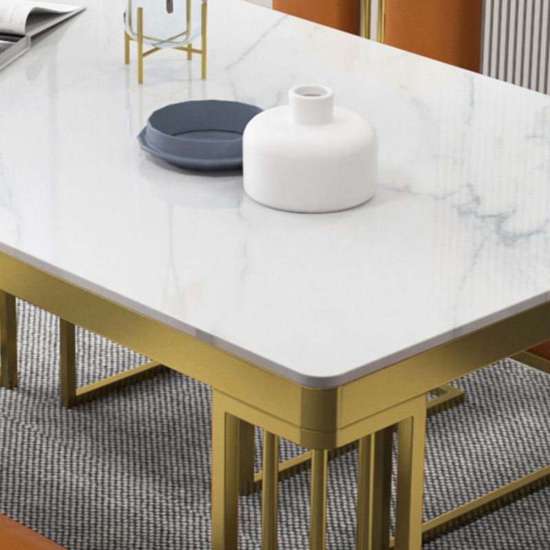 Esstisch im Glam-Stil mit Steinplatte und goldenem Sockel für das Wohnzimmer