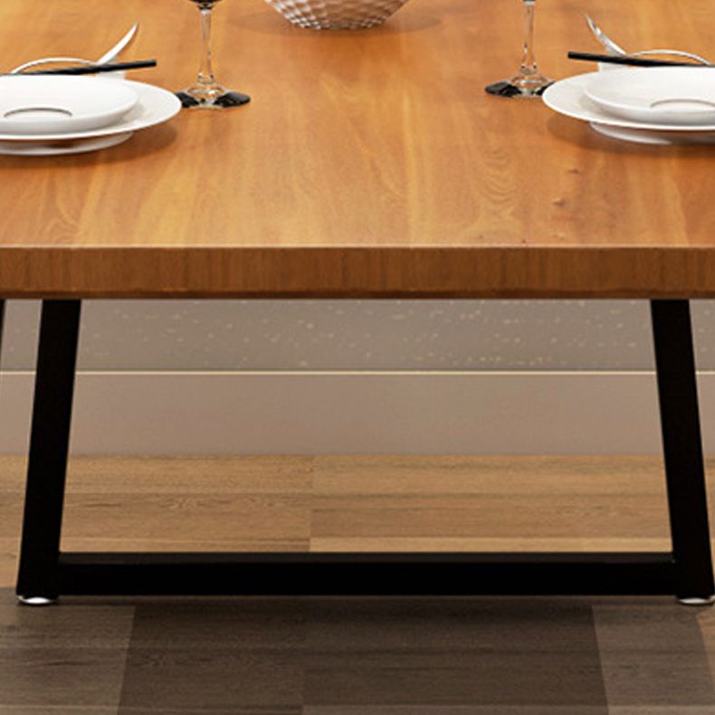 Tavolo da pranzo in legno in legno tavolo rettangolo industriale con base in slitta in nero