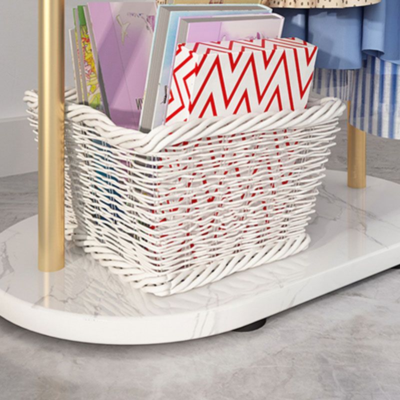 Zeitgenössischer Kleiderbügel mit marktorientiertem Metall -Rack mit Marmorboden