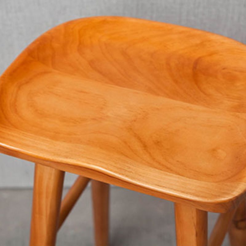 ソリッドウッドの屋内カウンターチェアサドルシートバックレスカウンターバースツール