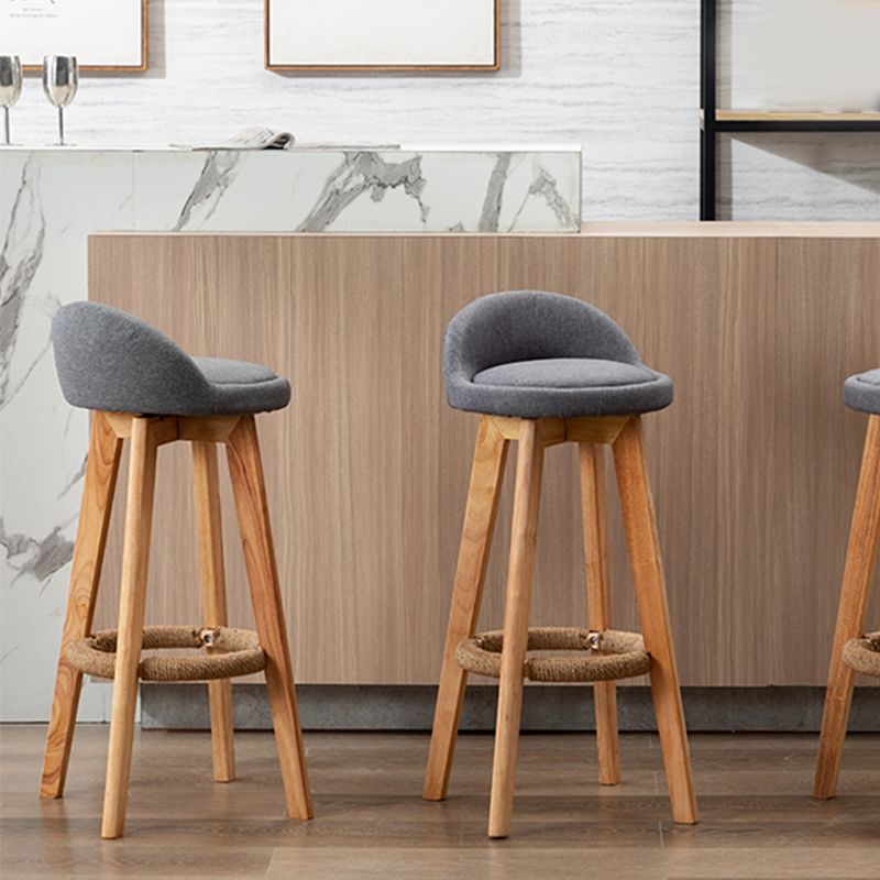 Barhocker aus skandinavischem Holz mit Stoffpolsterung und Drehgelenk