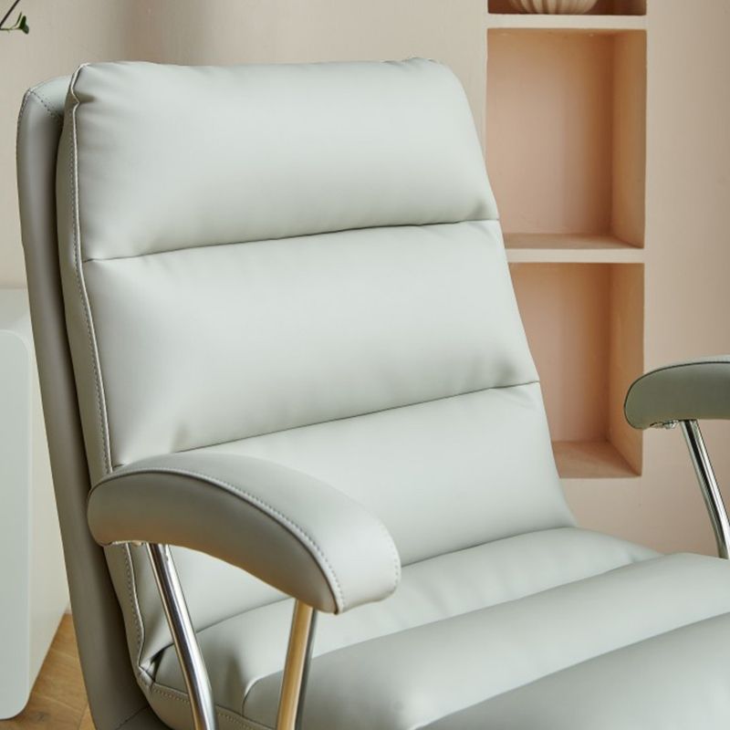 Silla de oficina de armas fija moderna Mecanismo de inclinación de cuero Silla de escritorio ergonómico