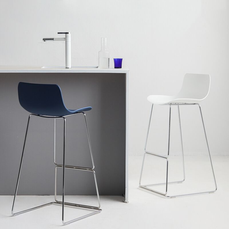 Tabouret de bar de style contemporain tabouret de comptoir en plastique avec des jambes en métal pour la maison