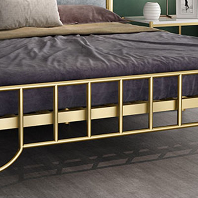 Cama de cabecera tapizada glamorosa con patas de metal en cama de marco abierto