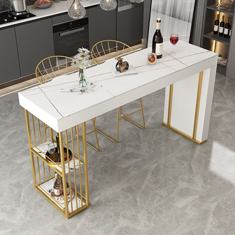 Glamouröser Bistro-Bartisch aus gesintertem Stein, rechteckiger Bartisch mit Metallgestell und Regalen