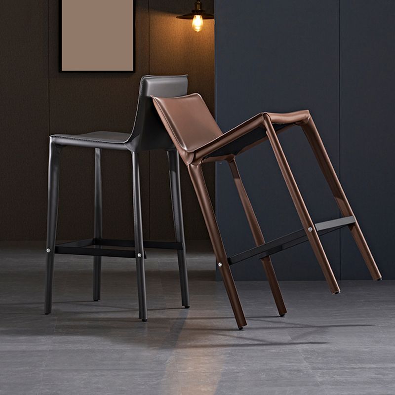 Tabouret de comptoir de dossier industriel de 39 "à hauteur avec coussin en cuir
