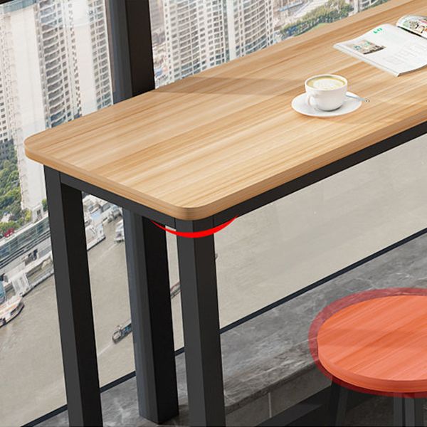 Moderner Thekentisch aus Holz mit rechteckiger Tischplatte und Bockgestell
