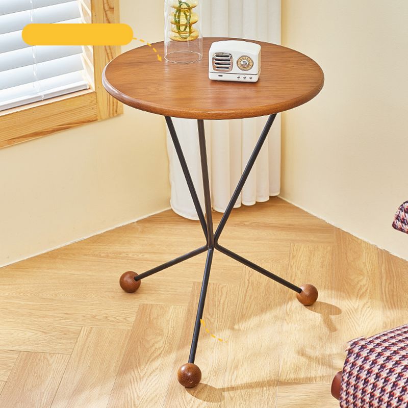 Mesa de la mesa redonda de madera sólida escandinava Pats Cross Table lateral