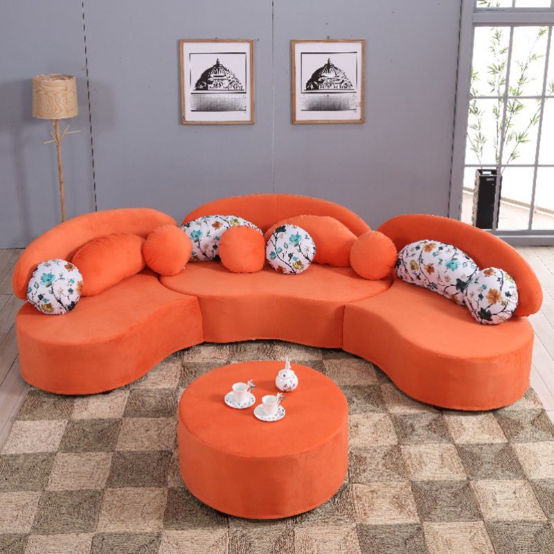 Soggiorno divano cuscini stazionari senza braccio curvo.