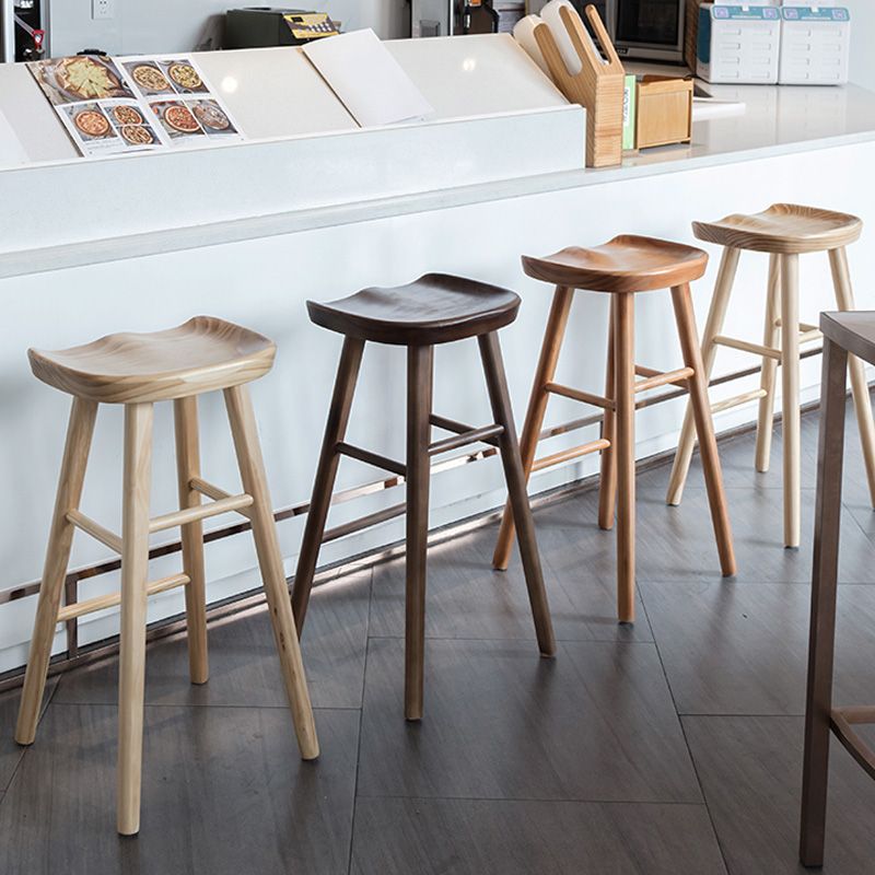 Taburete de bar de madera sin respaldo moderno con pedal y asiento de madera