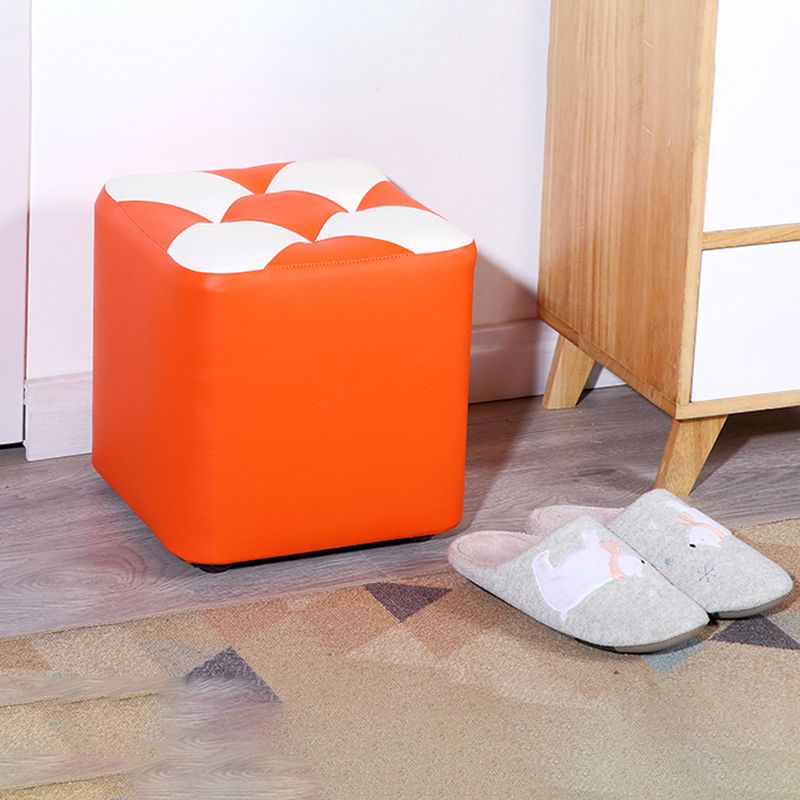 Ottomano con poggiapiedi contemporanei in finta pelle trapuntata