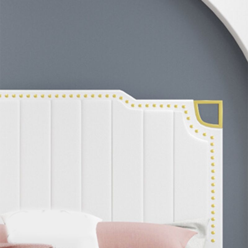 フェイクレザーステップヘッドボードとネイルヘッドトリム付きアイアンベッド