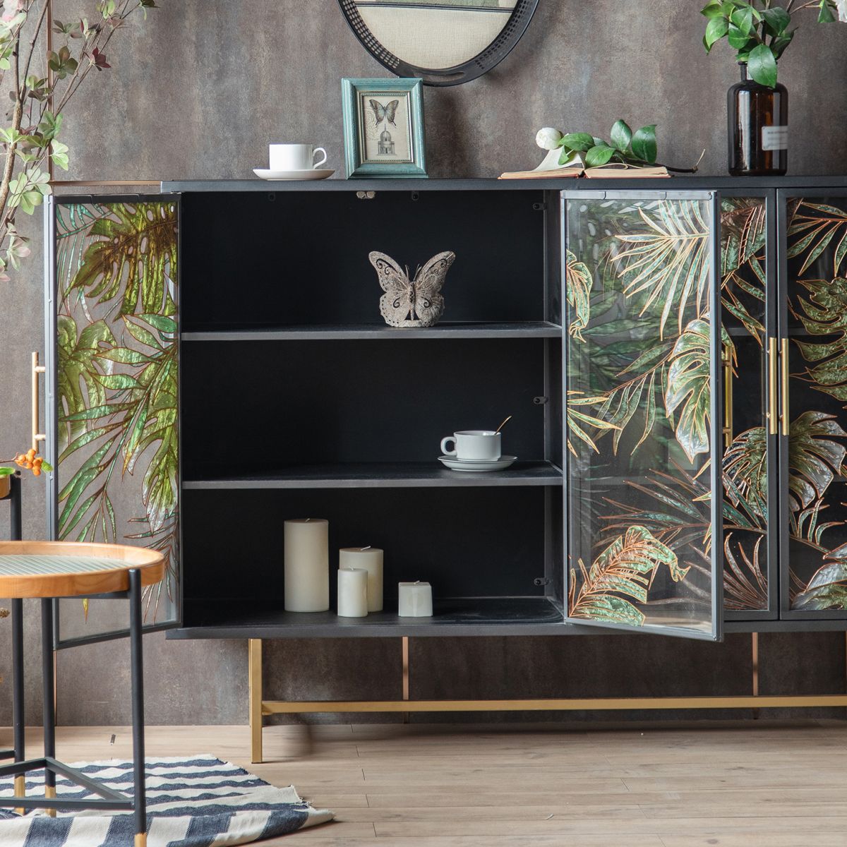 Ormat per la sala da pranzo in vetro in legno tradizionale.