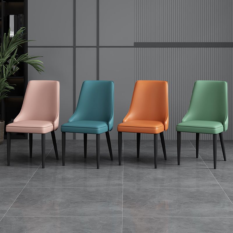 Silla lateral simple moderna silla de comedor de cuero sintética con base de metal para dormitorio