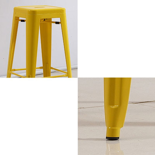 カフェ用のペダル付きの産業積み重ね可能なバックレストカウンタースツール鉄のバースツール