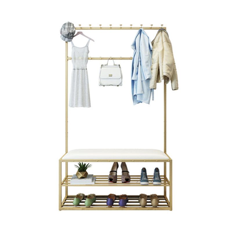 Hallbaum mit Lagerregalen und Bank moderner Metallhalle Ständer