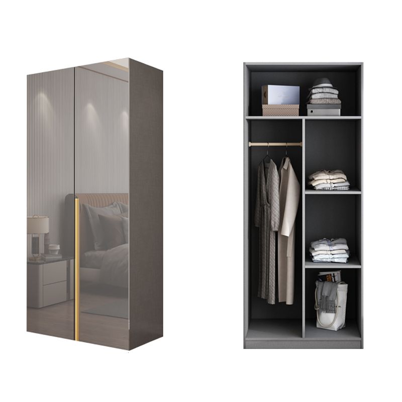 Witte verflicht luxe houten garderobe met planken en schuifdeur