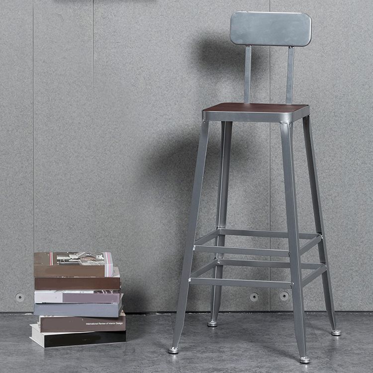 Schwarzer Barhocker mit Holzplatte im Industriestil für den Innenbereich, 4 Beine, für Cafés