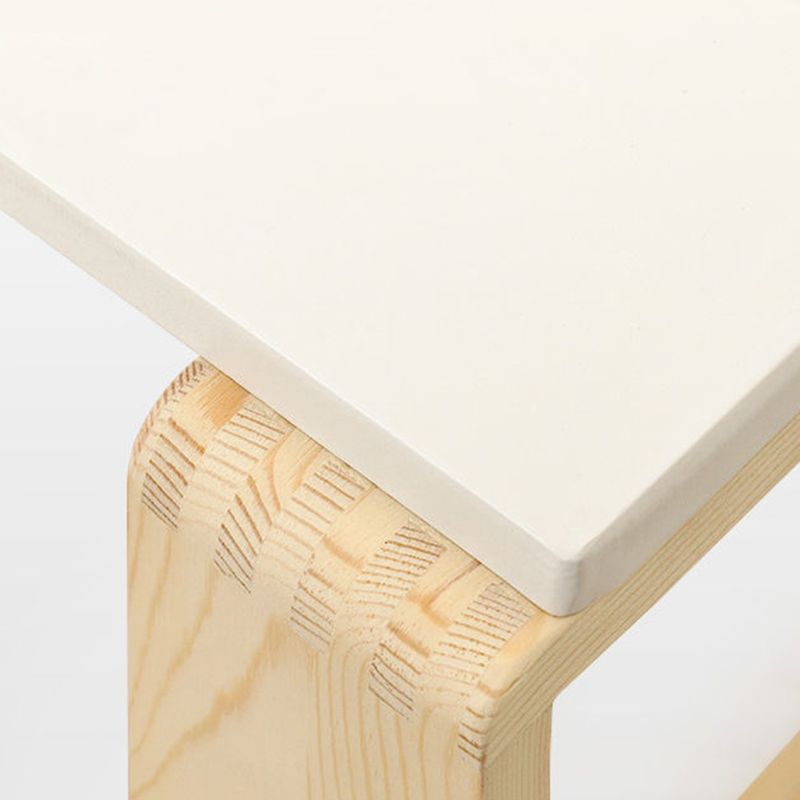 Moderner hölzerner Couchtisch mit hellem Holzschlittenbasis und Rechteckoberteil