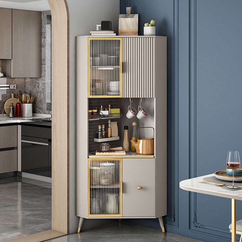 Scheda laterale in pietra a buffet in stile moderno con armadi