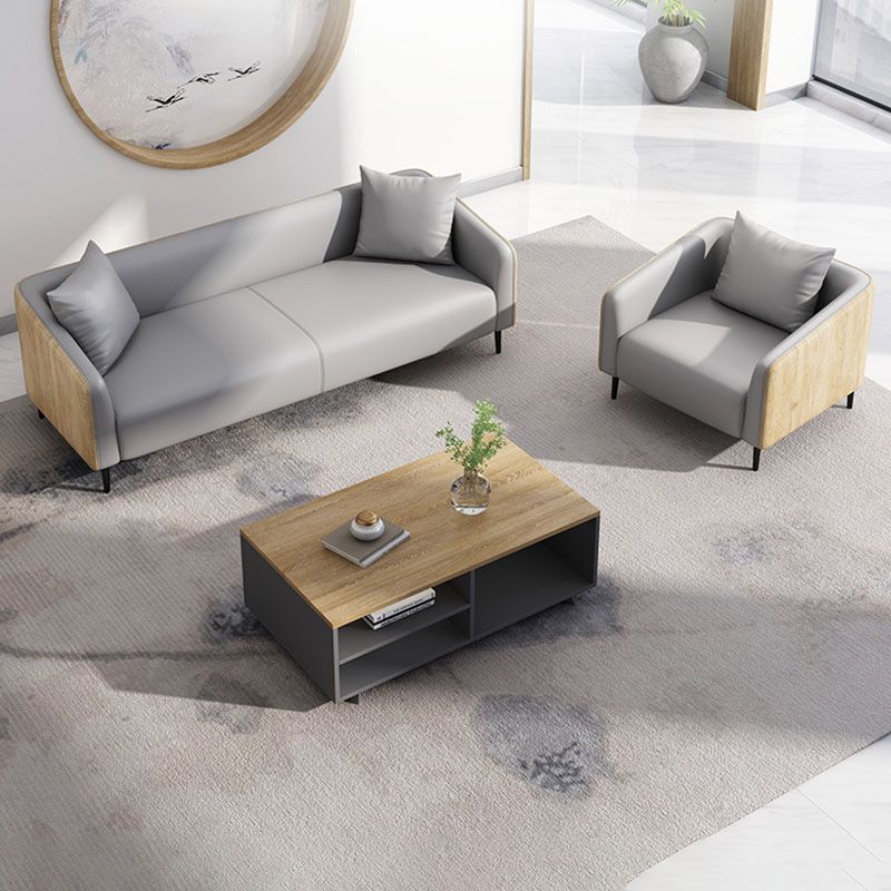 モダニズムフェイクレザーソファタキシードアームソファと木目アクセント