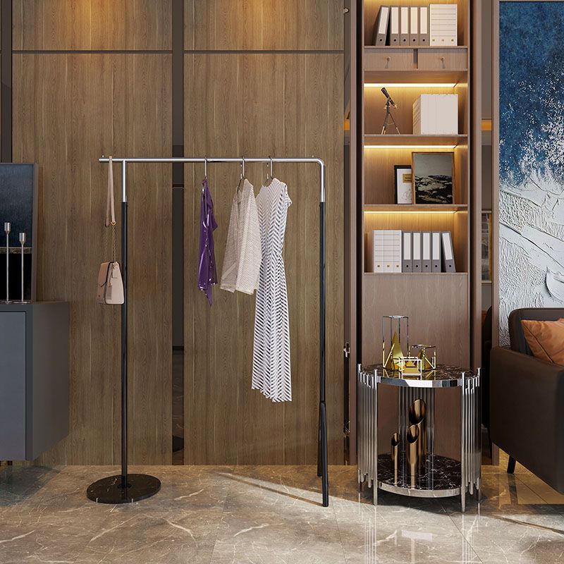 Approfondito industriale in stile minimalista per cappotto metallizzato