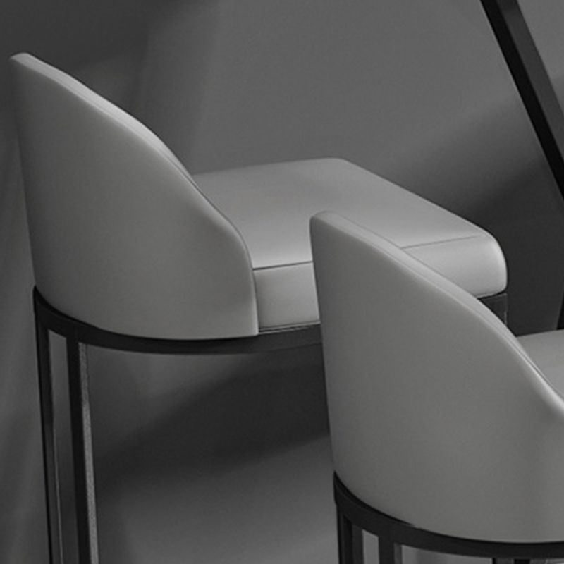 Gepolsterter Barhocker im modernen Stil mit niedriger Rückenlehne und Fußstütze