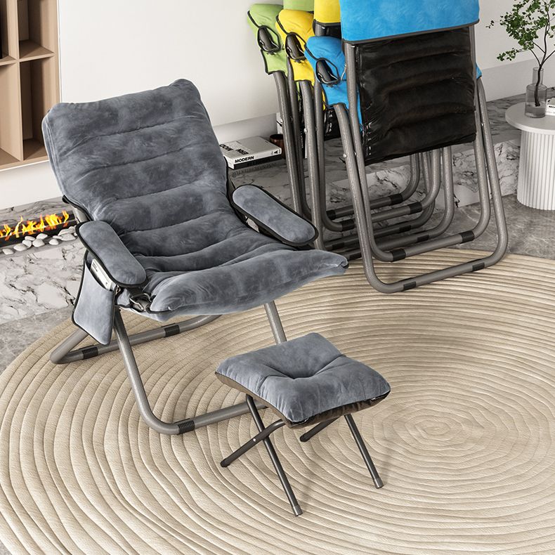 Reclinabile standard contemporaneo con base in metallo e tasche laterali