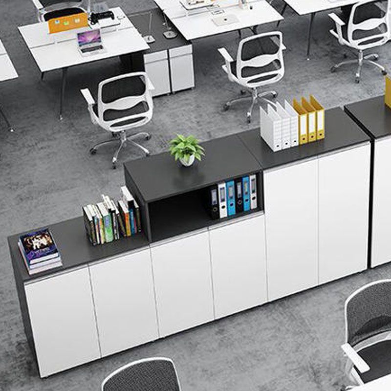 Armadio di archiviazione in legno moderno ripiani di deposito verticale.