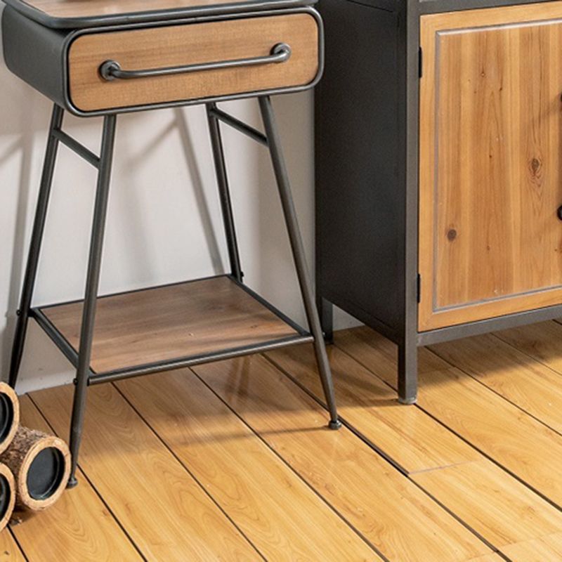 Tradizionale armadio in legno massiccio in marrone per sala da pranzo