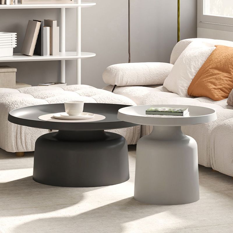 Runder Mid-Century Modern Couchtisch aus Metall mit Sockel und Tablettplatte
