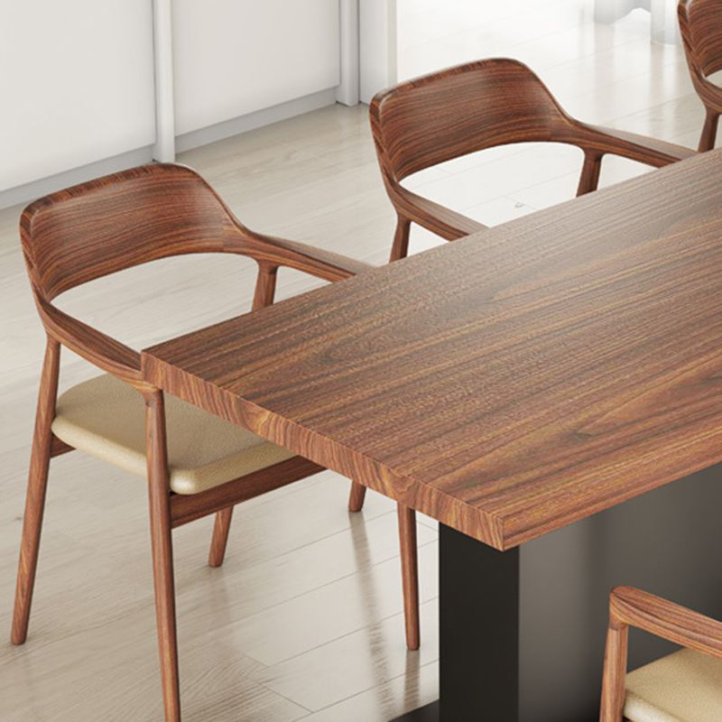 Table à manger en noyer marron