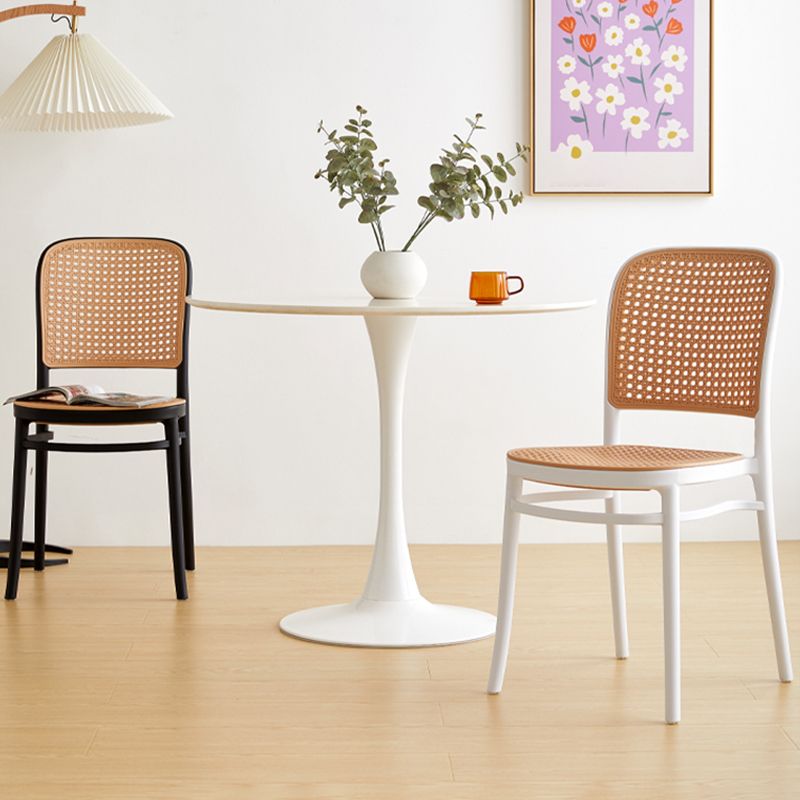 Sgabello moderno con cornice in plastica.