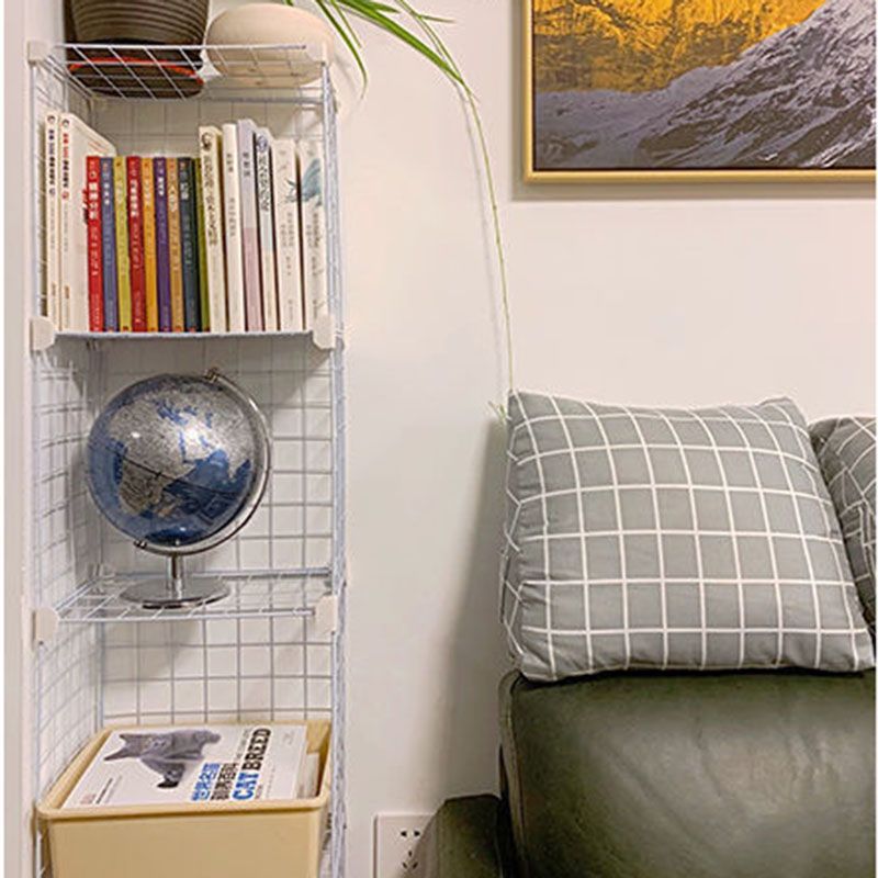 Libreria di scaffali di metallo contemporanea chiusa.